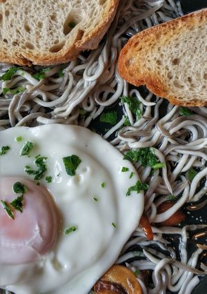 Una foto de Gulas con huevo