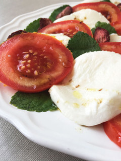 Una foto de Ensalada Caprese con fresas crujientes