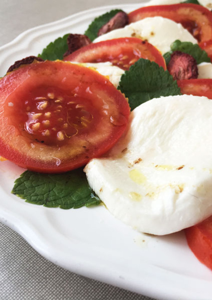 Una foto de Ensalada Caprese con fresas crujientes