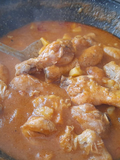 Una foto de Pollo en salsa con patatas