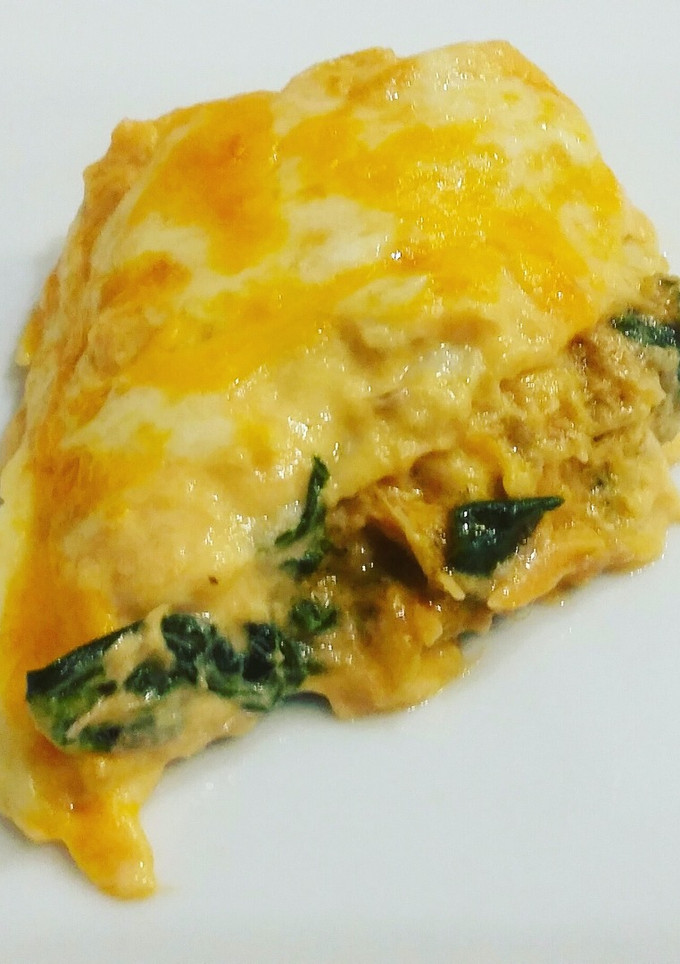 Una foto de Crepes de salmón, langostinos y espinacas
