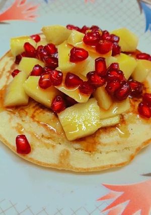 फ्रूटी पैन केक (fruity pancake recipe in Hindi) रेसिपी मुख्य फोटो