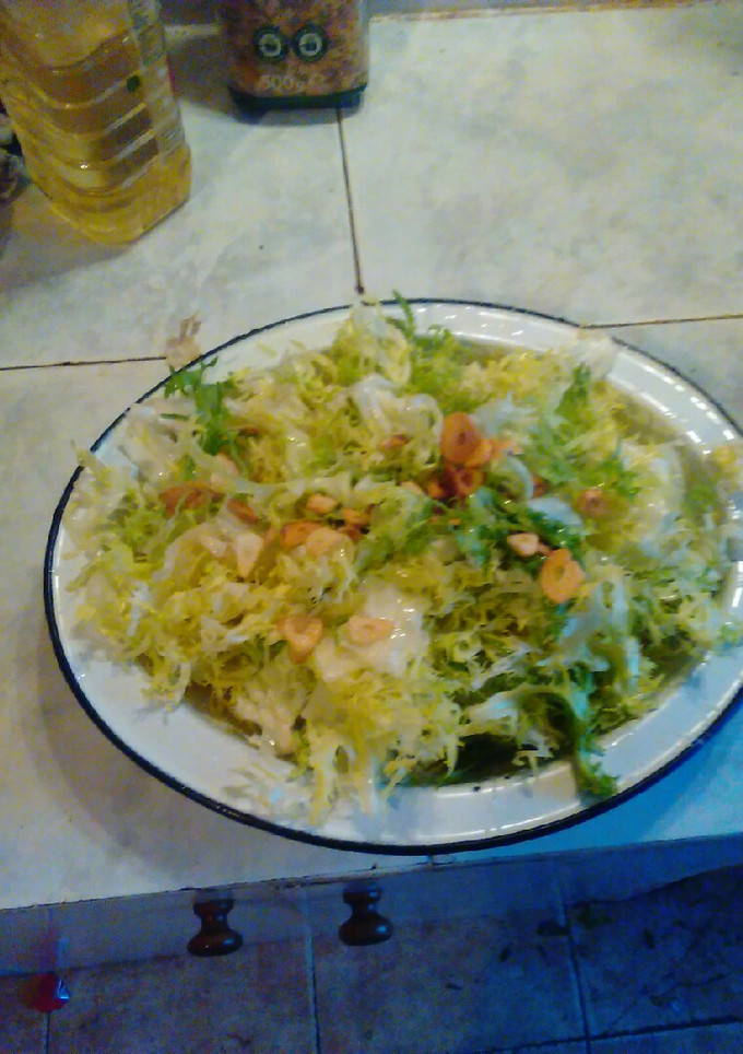 Una foto de Ensalada de escarola con ajo refrito