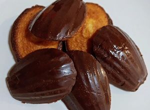 Foto principal de Madeleines sin gluten de vainilla con cobertura de chocolate