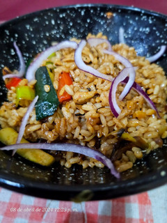 Una foto de Cazuelita de arroz, verduras y pollo macerado