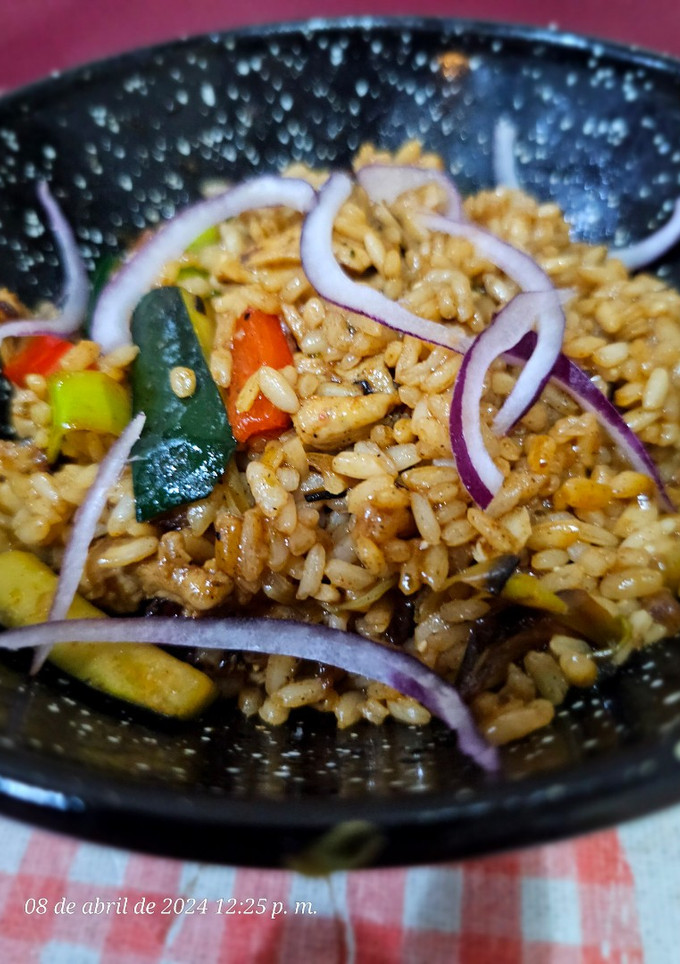 Una foto de Cazuelita de arroz, verduras y pollo macerado