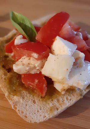 Une photo de Bruschetta tomates, mozza, pesto