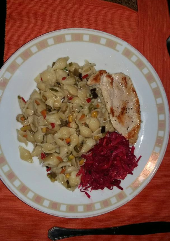 Una foto de Pasta de caracoles con vegetales salteados