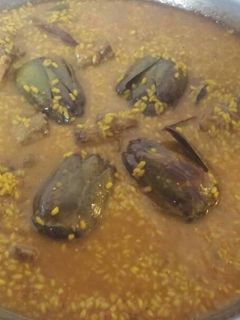 Una foto de Arroz con conejo y alcachofas