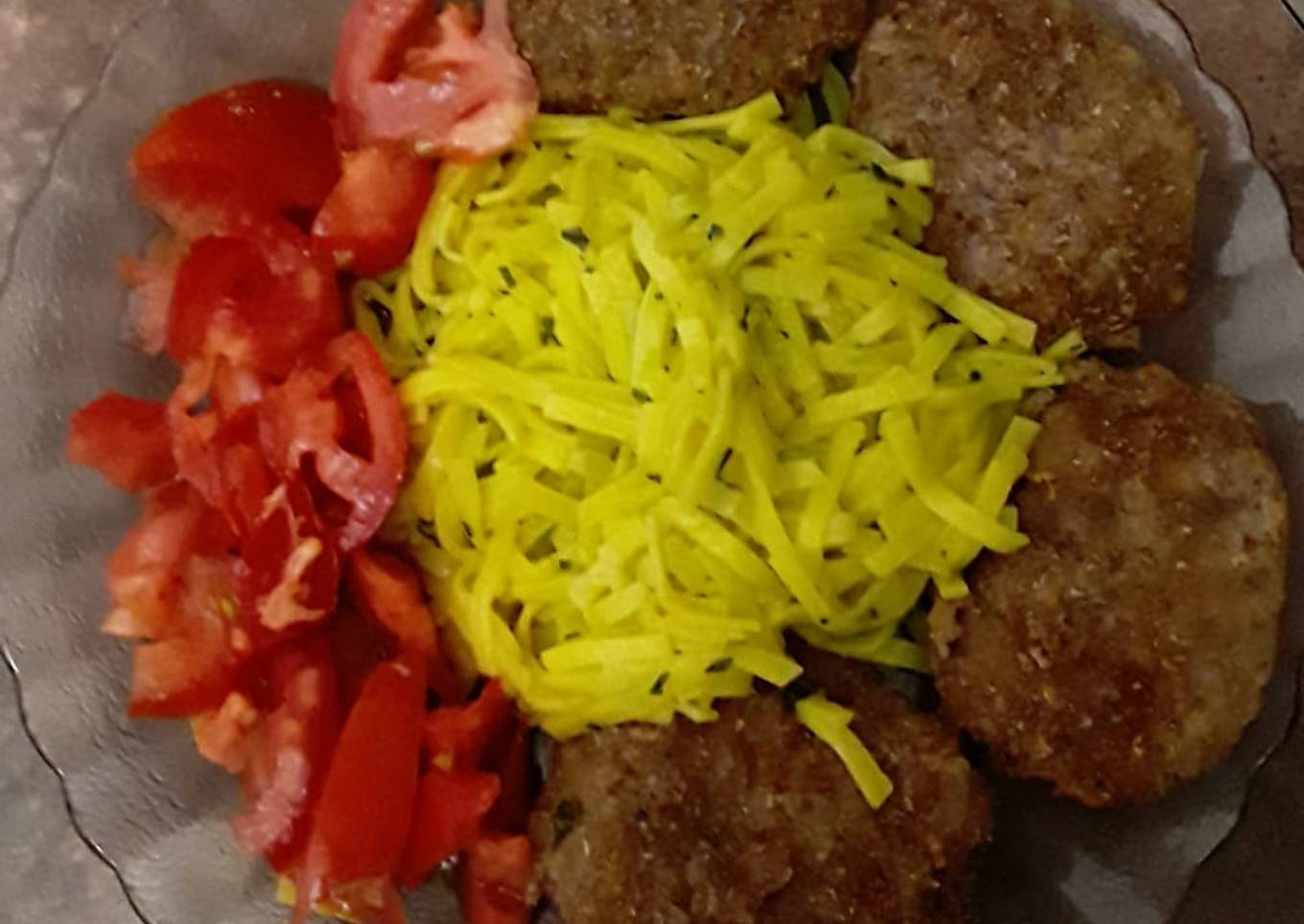 Albóndigas con fideos y tomate