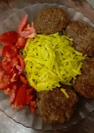 Una foto de Albóndigas con fideos y tomate