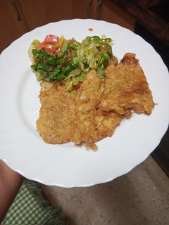 Una foto de Filetes de merluza rebozada con ensalada