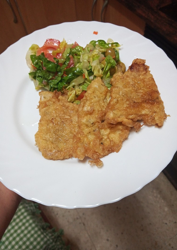 Una foto de Filetes de merluza rebozada con ensalada