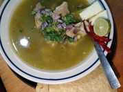 Una foto de pozole de espinazo de puerco