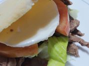 Una foto de sándwich de pan arabe