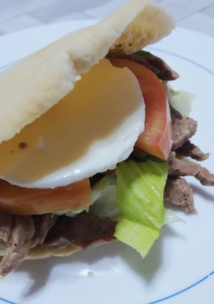 Una foto de Sándwich con pan de pita