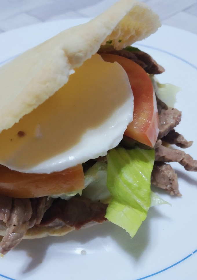 Una foto de Sándwich con pan de pita