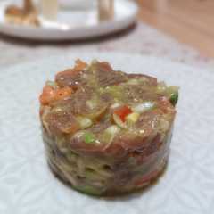 Una foto de Tartar de atún con aguacate