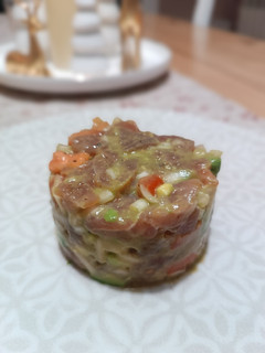 Una foto de Tartar de atún con aguacate