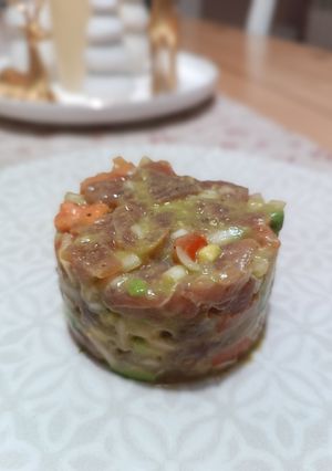 Una foto de Tartar de atún con aguacate