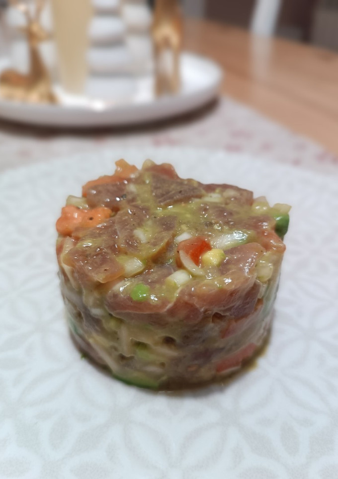 Una foto de Tartar de atún con aguacate