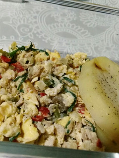 Una foto de Atún con verduras y huevo expréss