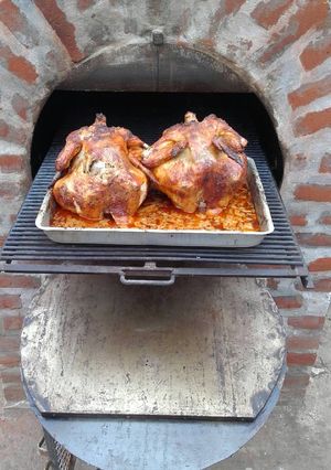 Una foto de Pollo sentado a la cerveza