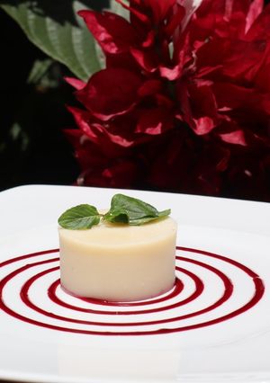 Una foto de Panna cotta con coulis de jamaica