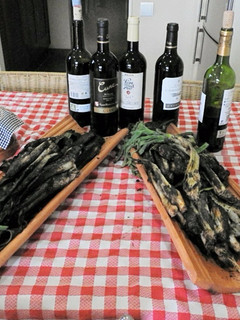 Una foto de Calçots de Valls con salsa