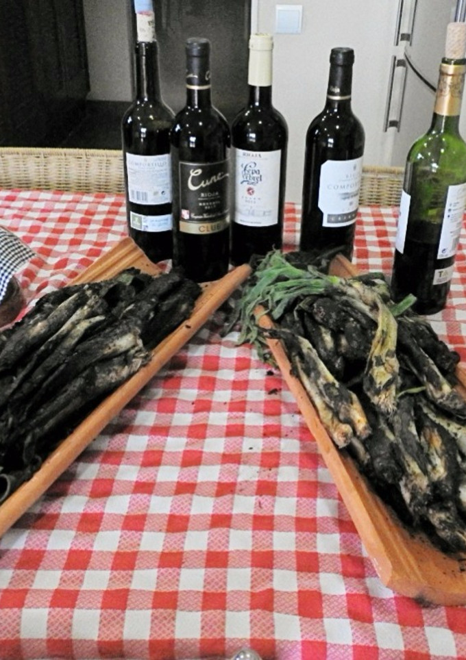 Una foto de Calçots de Valls con salsa