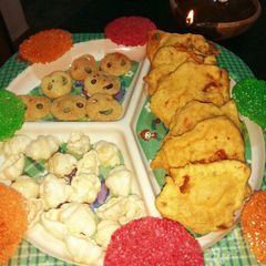 Bread pakoda with chips A picture of Bread pakoda with chips.