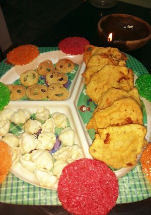 A picture of Bread pakoda with chips.