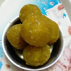 A picture of Pumpkin Coconut laddoos.