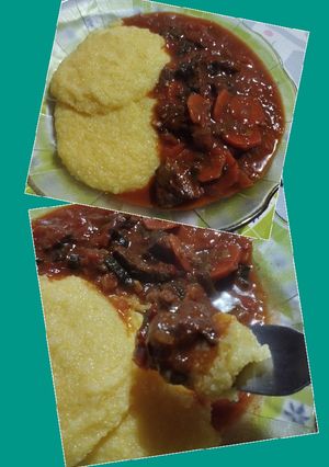 Una foto de Goulash con polenta