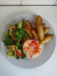 Una foto de Arroz, Papas y Verduras Salteadas
