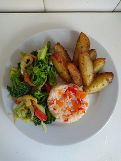 Una foto de Arroz, Papas y Verduras Salteadas