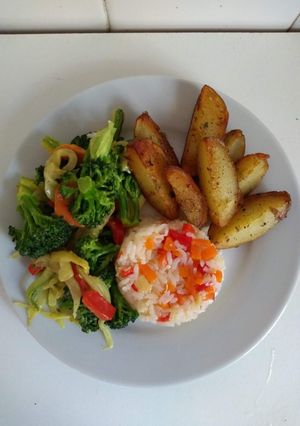 Una foto de Arroz, Papas y Verduras Salteadas