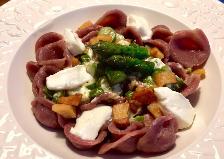 Orecchiette rosse con asparagi, stracchino e guanciale croccante