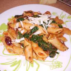 Una foto de Pasta con dátiles, espinacas y gongonzola
