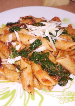 Una foto de Pasta con dátiles, espinacas y gongonzola