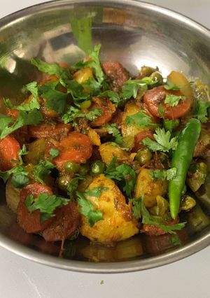 गाजर मटर आलू की सब्जी(gajar matar aloo ki sabzi recipe in hindi) रेसिपी मुख्य फोटो