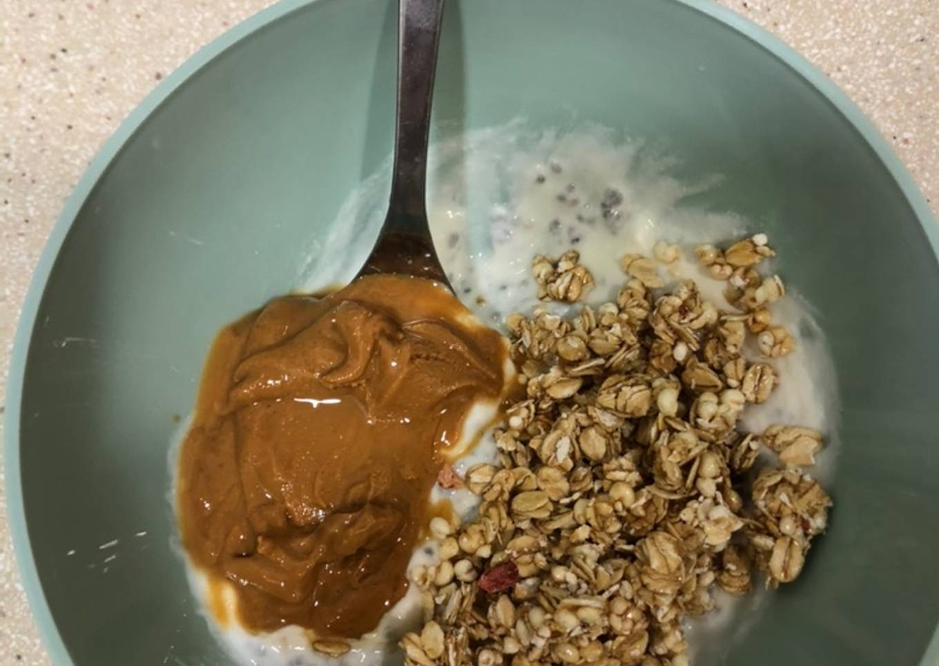 Bol de chía, granola, yogur y crema de cacahuete