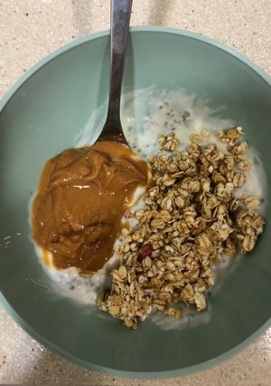 Foto principal de Bol de chía, granola, yogur y crema de cacahuete