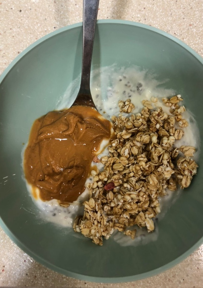 Una foto de Bol de chía, granola, yogur y crema de cacahuete