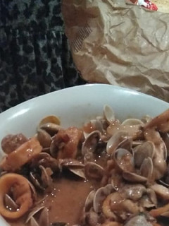 Una foto de Salsa de almejas y calamares