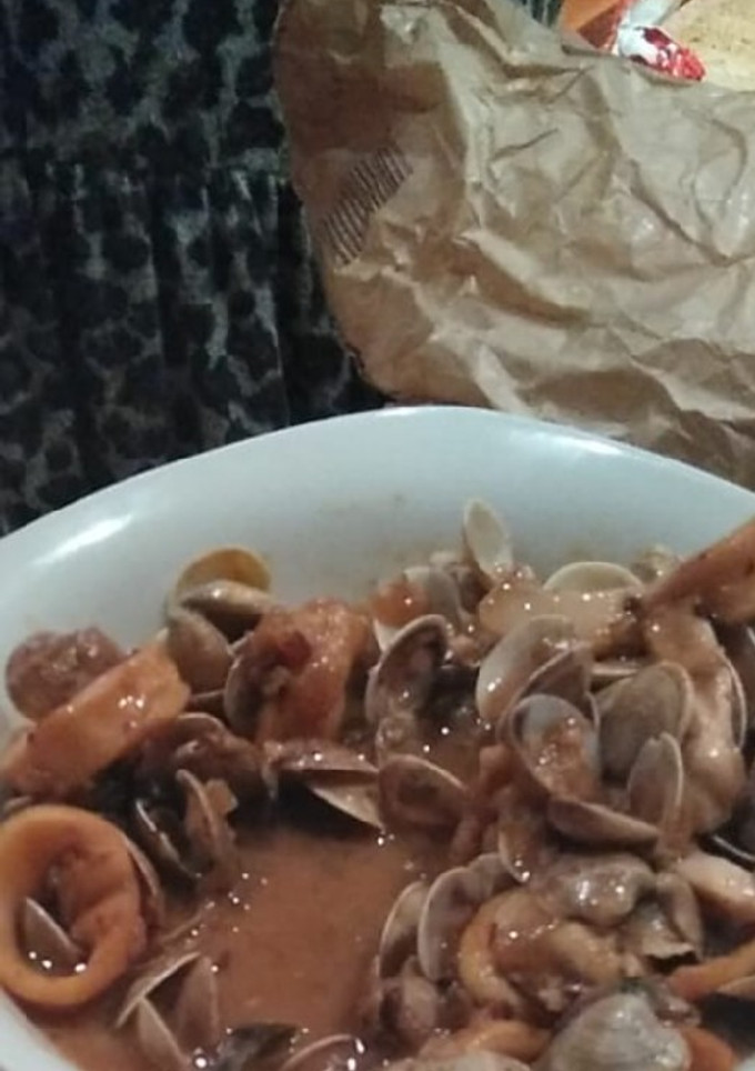 Una foto de Salsa de almejas y calamares