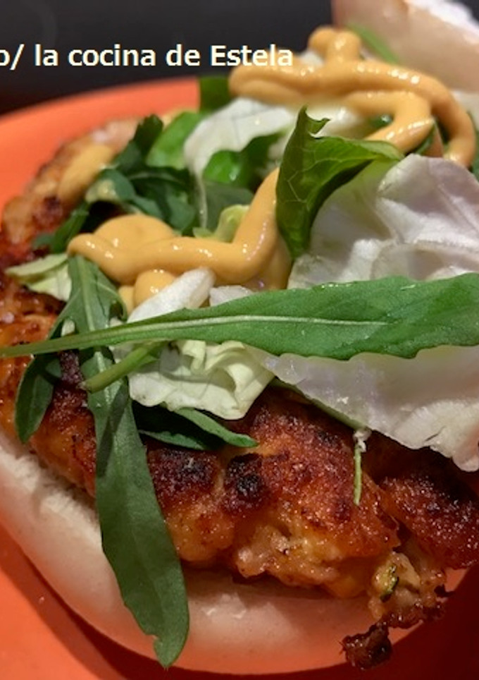 Una foto de Hamburguesas de pollo, calabacín y maíz.  Bien Sanas