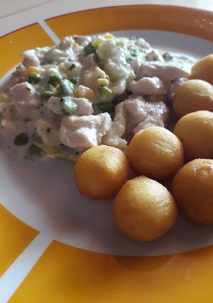 Tejszínes zöldséges csirke, füstölt sajttal és krokettel recept fotója