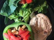 Una foto de ensalada de lechuga y pimientos