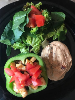 Una foto de Pimientos luxury con ensalada y deep de chipotle